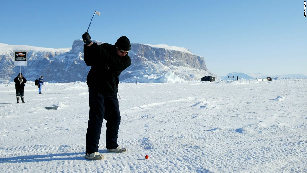 Sân golf ở Uummannaq, Greenland có nhiệt độ xuống dưới -50 độ C (-58 độ F). Nằm cách 600 km với Bắc Cực, người chơi ở sân golf này phải đối phó với các sông băng và núi băng trôi khổng lồ.